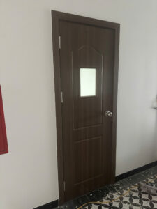 Cửa Composite ô kính nhà vệ sinh