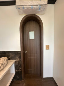 Cửa Composite ô kính vòm phòng ngủ